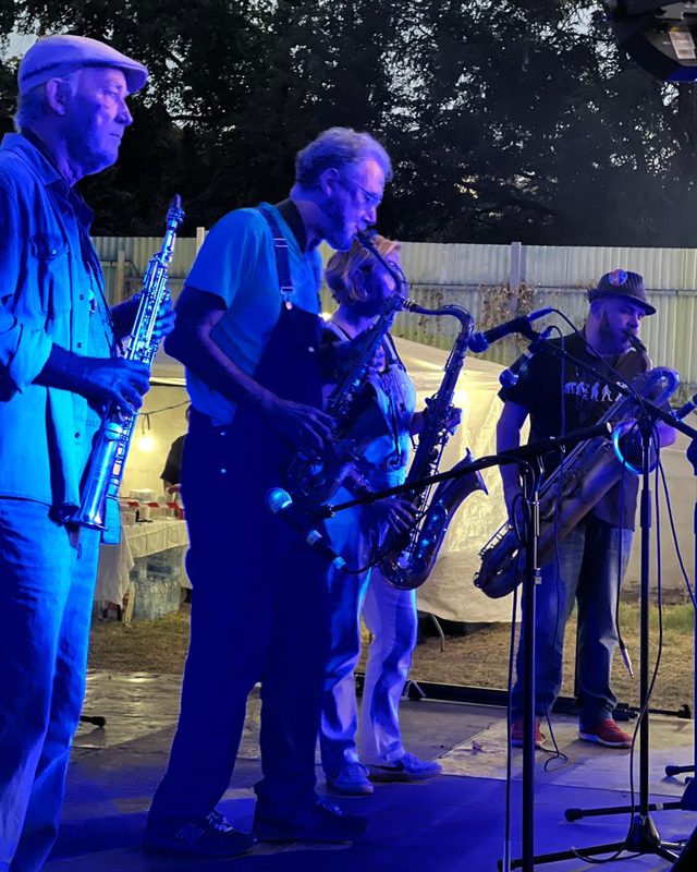 Saxophonistes sur scène